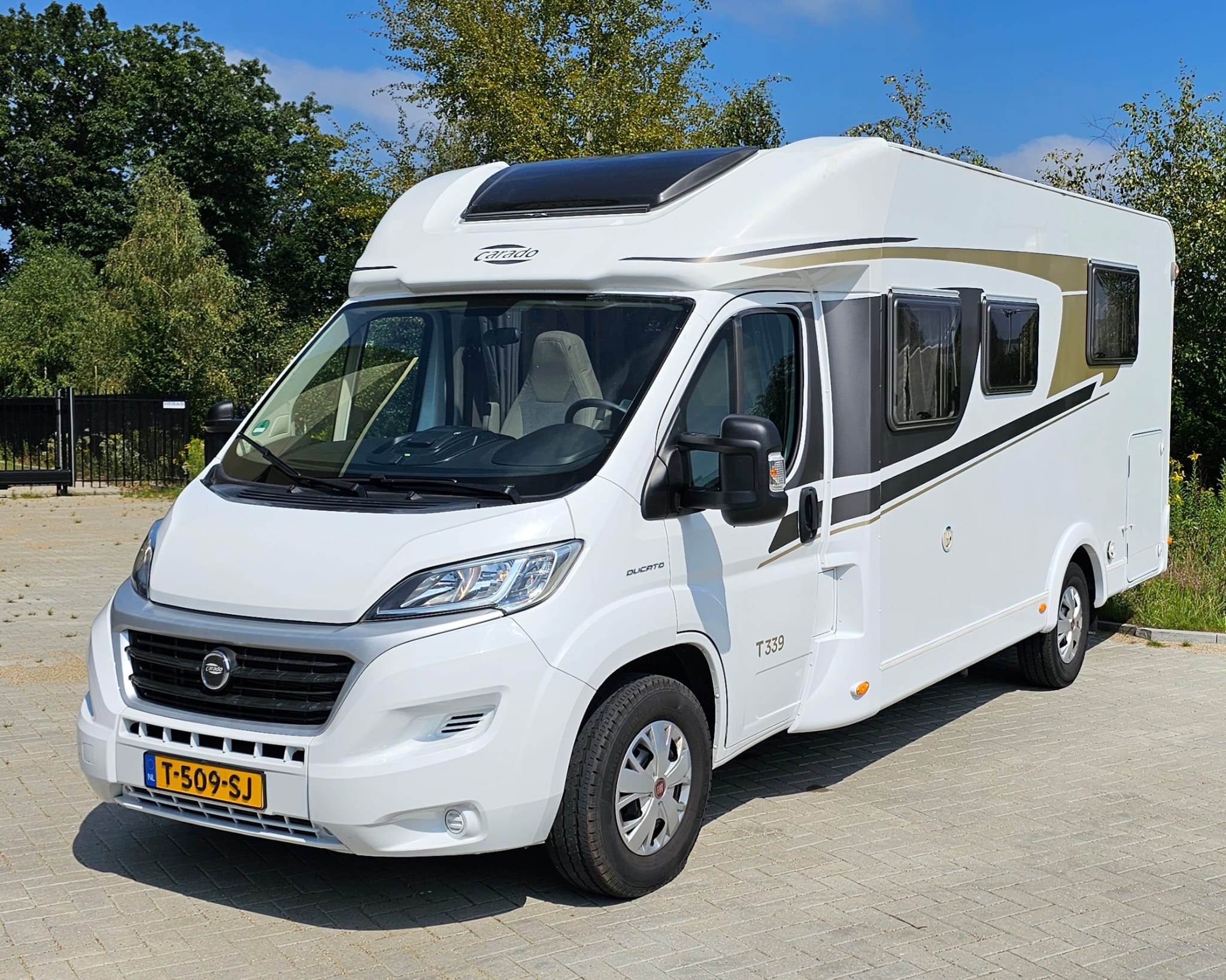 Hymer Carado T339, 140PK 2018, Hefbed en Queensbed